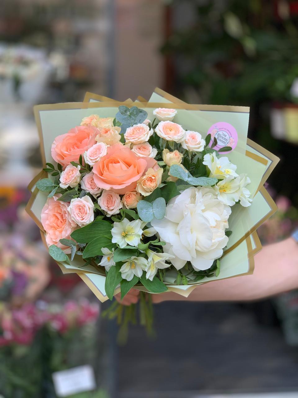 Buchet Trandafiri Piersică cu Bujori Albi